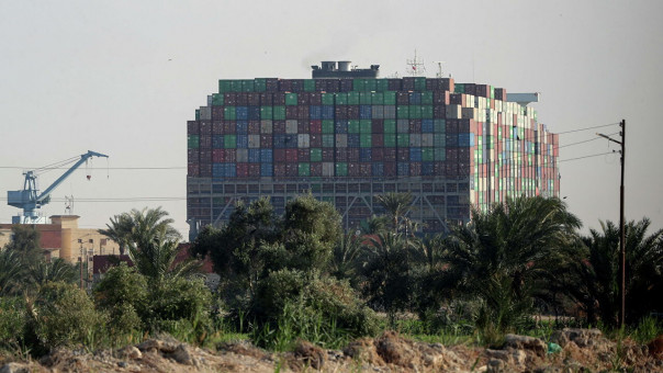 Перевозчики грузов по Суэцкому каналу запросили транзит через Россию