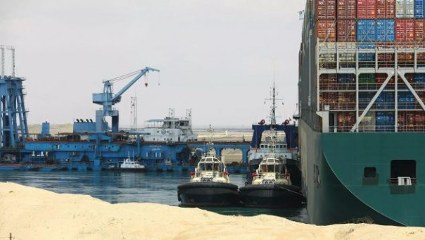 Застрявшее в Суэцком канале судно Ever Given впервые сдвинулось с места