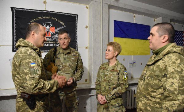Военный атташе США появилась в Донбассе с нашивкой "Украина или смерть"