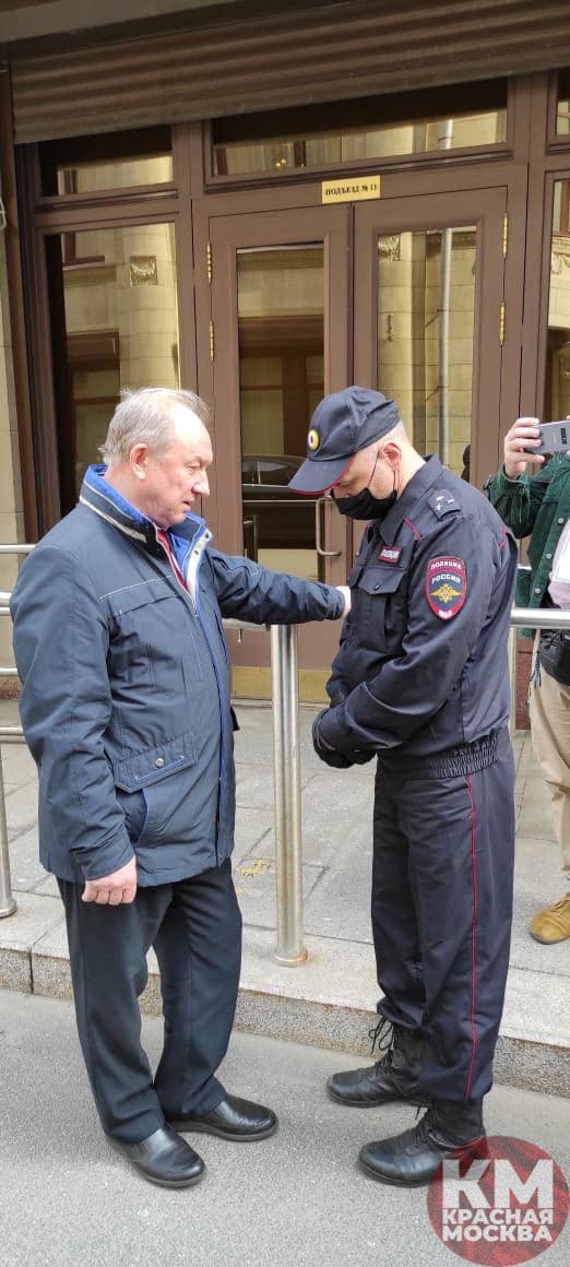 Рашкин прорвался к администрации президента и пригрозил натравить народ на Путина