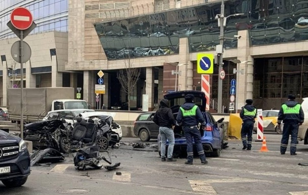 В Москве блогер устроил крупное ДТП, пострадало авто Пескова