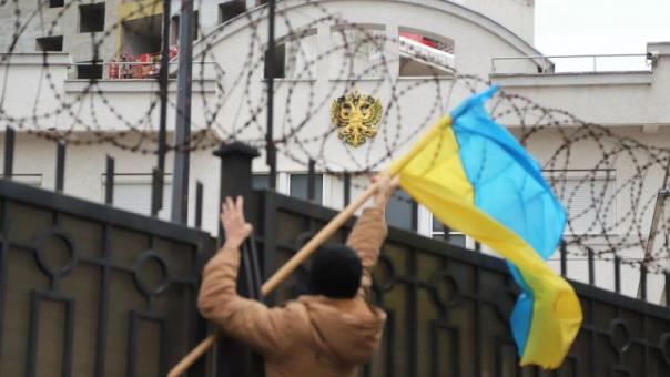 В Одессе толпа радикалов забросала фаерами Генконсульство России