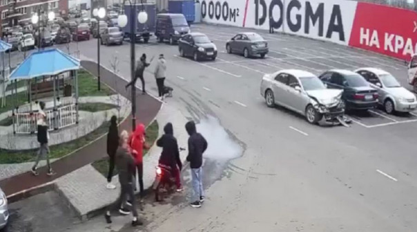 В Краснодаре подросток ударил женщину битой по голове из-за замечания