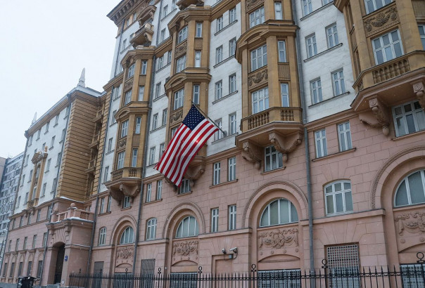 Экс-дипломат: Запрет найма местного персонала заставит посольство США взвыть