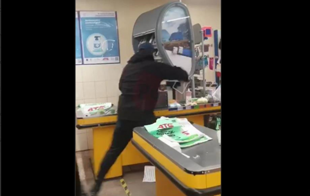 В Мариуполе мужчина с топором разгромил супермаркет «АТБ»