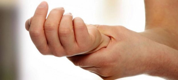 Почему слабнет рука? Нервы, позвоночник... Объясняет врач