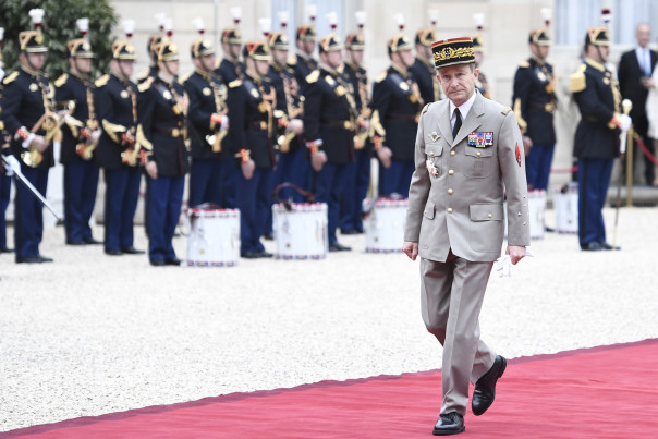 Французам пригрозили военным переворотом. Они не испугались