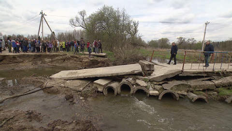 Единственный автомобильный мост разрушен рекой в Сергиево-Посадском районе | Под Львовом упал недавно отремонтированный мост через реку Западный Буг