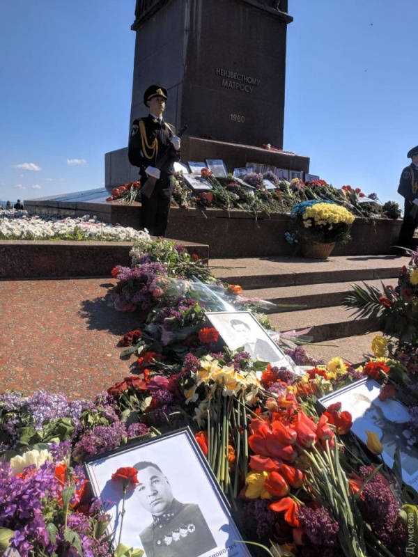 На Украине зигующих укроподонков и нападающих на празднующих День Победы 9 Мая просто журят, а сторонников арестовывают и выписывают штрафы