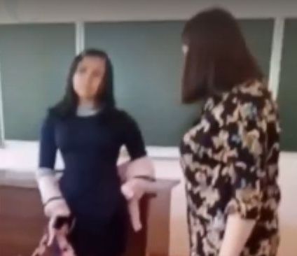"Сейчас ты узнаешь, как вас воспитывать надо..." Учительница смыла с ученицы яркий макияж