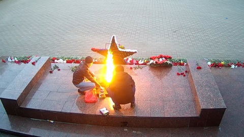 Двое приятелей устроили пикник у Вечного огня в Можайске