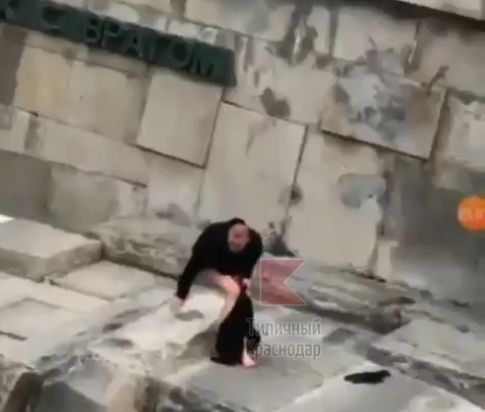 Россиянин посидел без штанов на памятнике героям войны и попал на видео