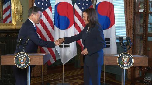 Это вице-президент?! Жест Харрис на деловой встрече шокировал американцев