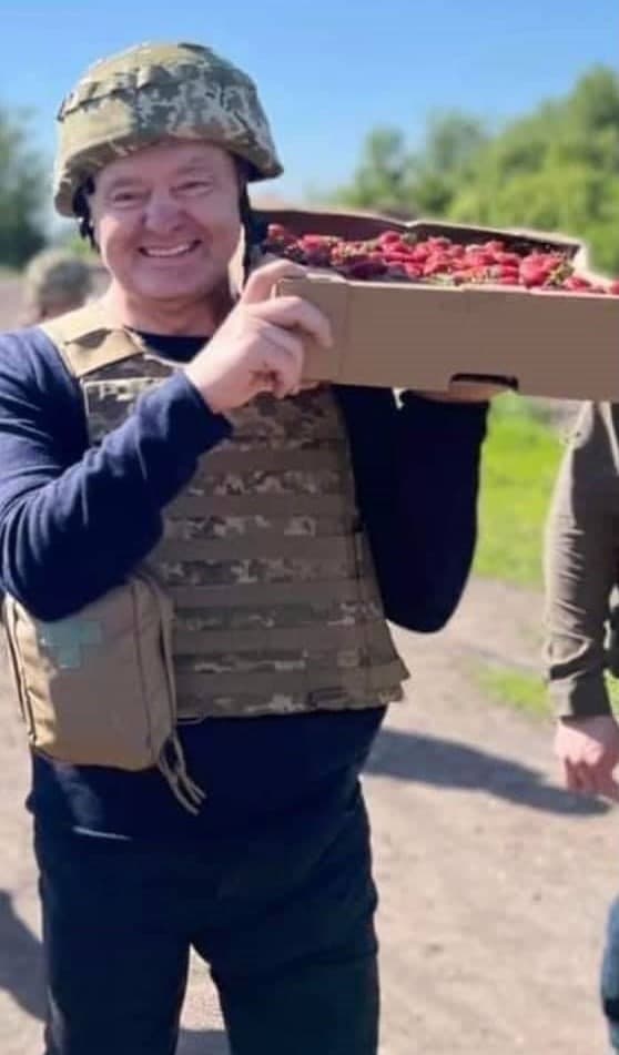 Позывной "Клубничка". "Шатающийся" Порошенко в бронежилете и шлеме привез в Донбасс клубнику