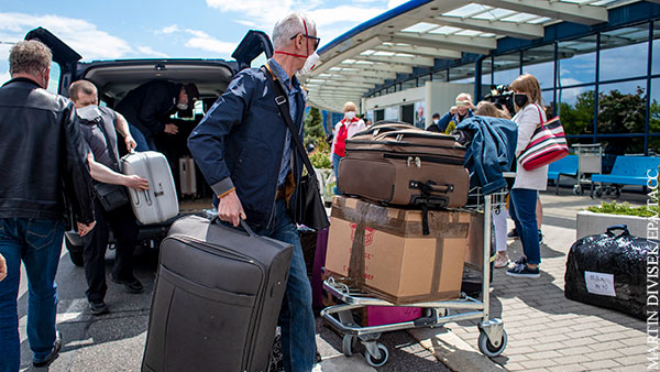 Первая группа российских дипломатов покинула посольство в Праге