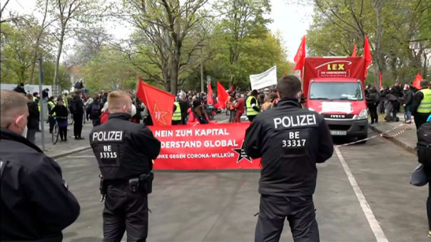 Первомай в Европе: в столицу ФРГ стянуты тысячи полицейских | Газ, гранаты, фейерверки: столкновения в Париже и Вене.