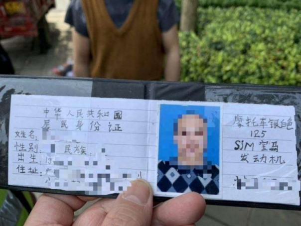 Китайский мотоциклист нарисовал права, потому что ему было лень получать настоящие