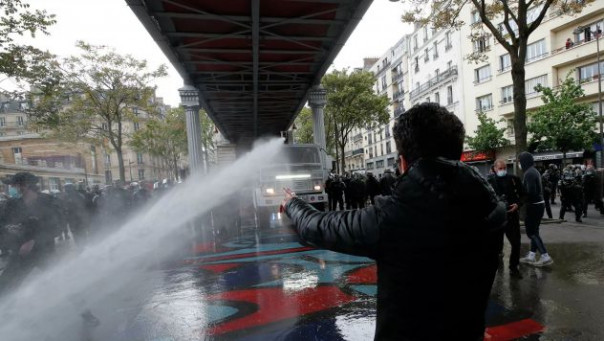 В Париже демонстранты забросали полицию бутылками и петардами