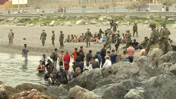 За двое суток почти 10 тысяч нелегалов. Испания переживает острый кризис с мигрантами из Марокко.