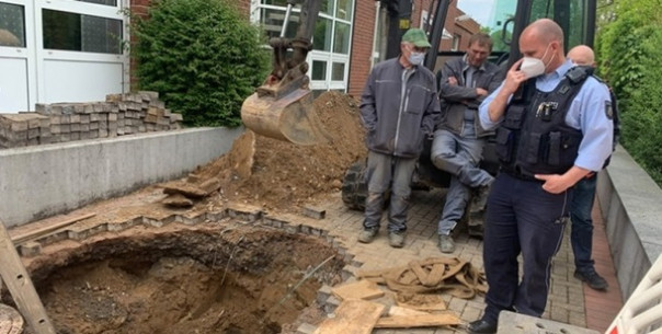 В Германии во время ремонтных работ обнаружен тунель, ведущий к банку