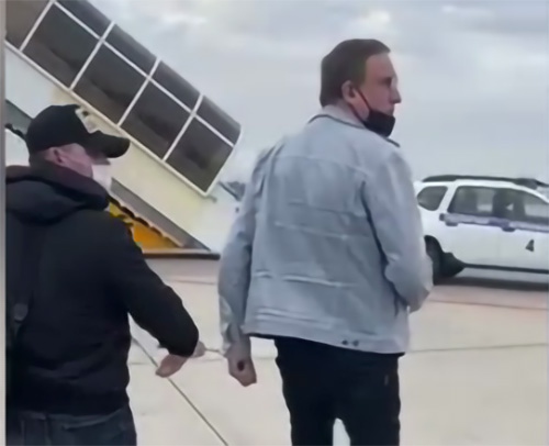 Сотрудники ФСБ и СКР задержали "разоблачителя коррупции" экс-судью Дмитрия Новикова по делу о взятке