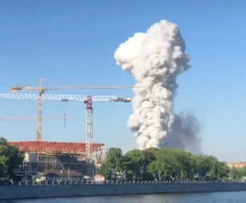 На набережной в Москве полыхает склад с пиротехникой