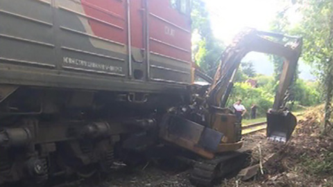 Авария на железной дороге остановила движение в Абхазии