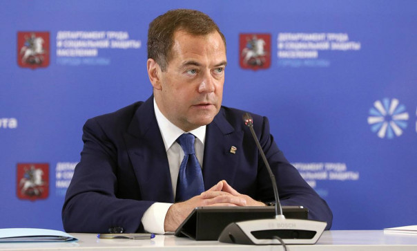 Медведев: Запад мог повести себя более умно в ситуации с Крымом, но выбрал конфронтацию