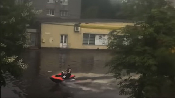 Ливень вынудил жителей Житомира пересесть с автомобилей на водные мотоциклы — видео