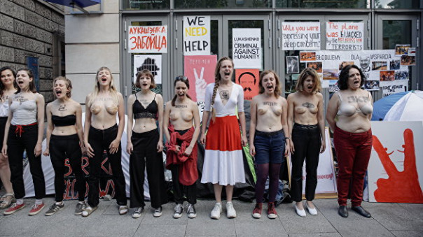 Экс-министр культуры Белоруссии устроил акцию с полуголыми украинками в Польше