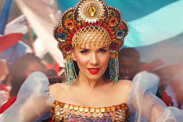 Наталия Орейро в кокошнике поздравила россиян с праздником