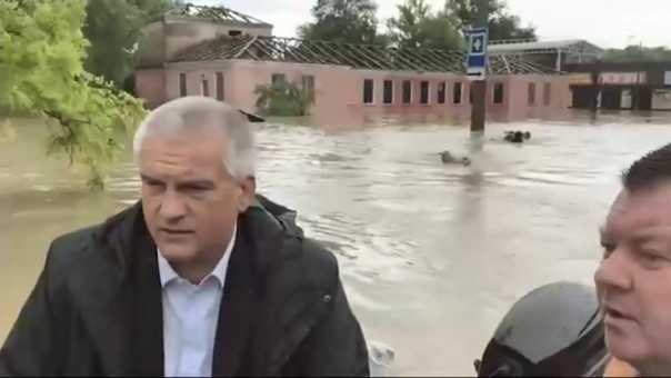 Керчь ушла под воду, Глава Крыма осмотрел затопленный город на моторной лодке