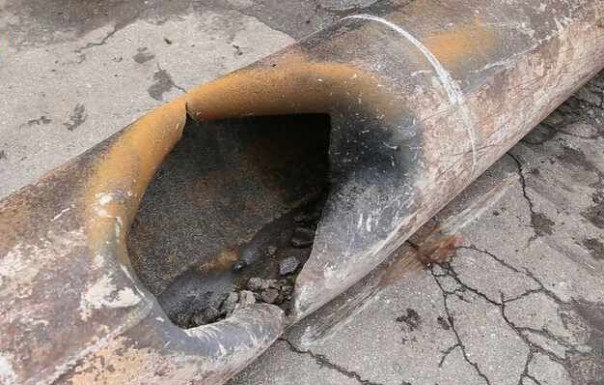 Последствия взрыва в Луганске: мост поврежден, но устоял