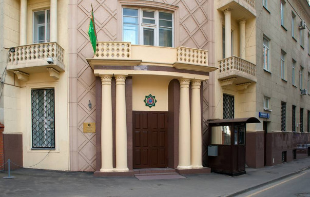 У здания посольства Туркменистана находящийся на дежурстве полицейский покончил с собой