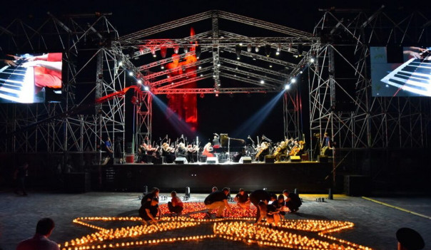 В Донецке концерт Валентины Лисицы «Музыка войны и победы» и акция «Свеча памяти» собрали десятки тысяч людей