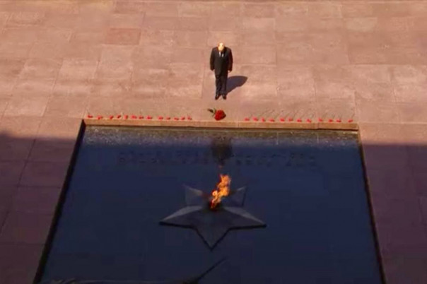 Путин возлагает венок к Могиле Неизвестного Солдата