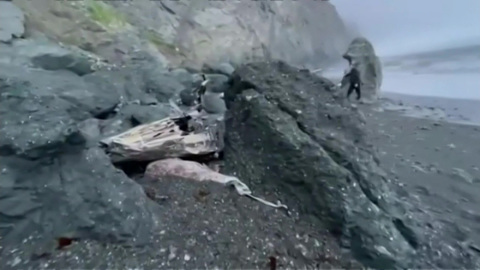 Операция на месте крушения Ан-26 не прекращается. Спасатели достают из воды тела погибших