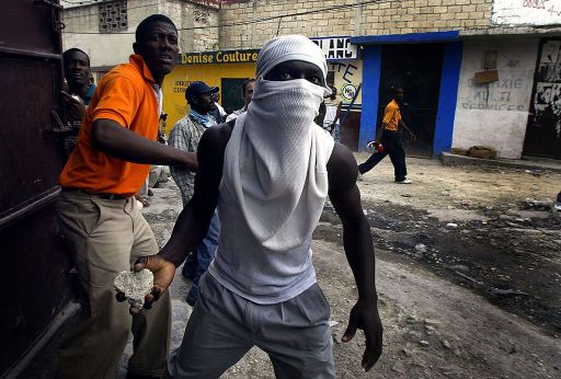 Насилие, сожженные машины, отряды армии. После убийства президента Гаити охватил хаос