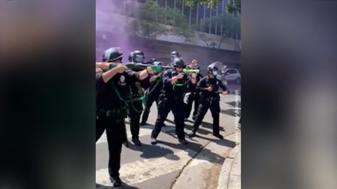 Порция этодругина: Американский полицейский выстрелил в упор в защитницу трансгендеров