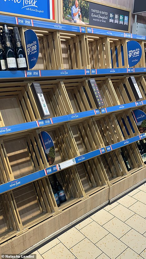 Британия: Население в панике сметает товары с полок, депутаты призывают Бориса Джонсона привлечь армию