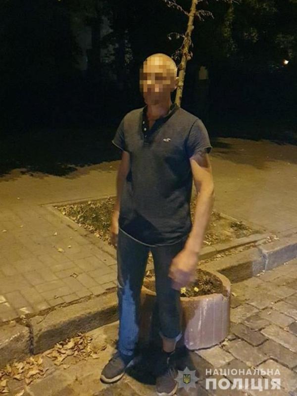 В Киеве мужчина устроил погром на Аллее Героев Небесной Сотни