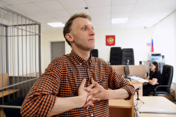 Журналист-«иноагент» хотел показать недостатки закона и перевёл 100 рублей губернатору... Ему угрожает дело о даче взятки должностному лицу