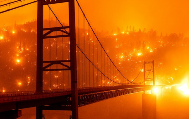 Огненный апокалипсис в США. Огонь подбирается к домам. Массовая эвакуация. Небо цвета огня.