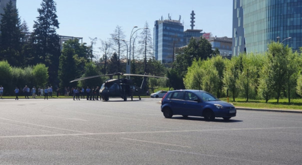 В центре Бухареста вертолет ВВС США аварийно сел на оживленную трассу, снеся два столба