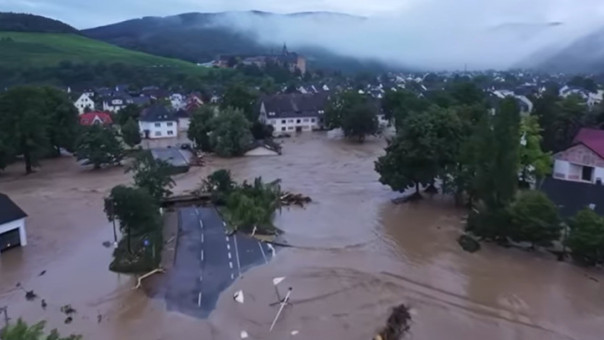 В немецком Арвайлере после потопа больше тысячи человек пропали без вести, в Бельгии жертвами наводнения стали 11 человек