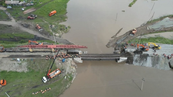 200 человек и тяжелая техника: на Транссибе восстанавливают мост