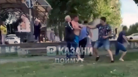 Не поделили: в Казани произошла массовая драка мужчин из-за арбуза