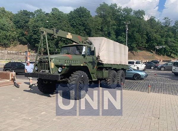 В центре Киева военный грузовик протаранил несколько авто