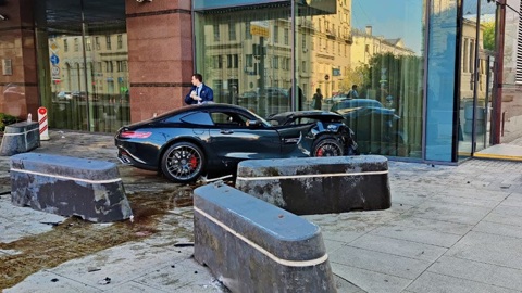 Спорткар врезался в здание отеля в центре Москвы