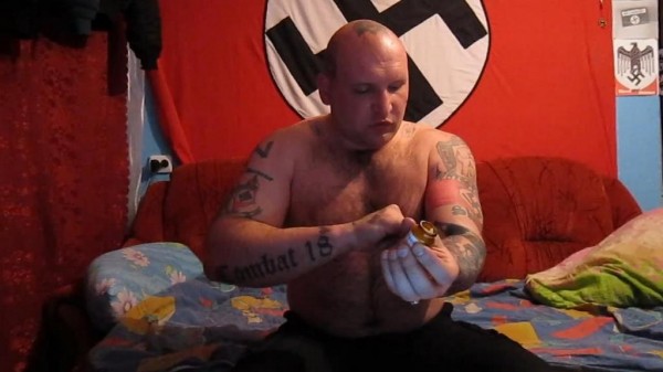 На Украине нацисты смело разгуливают в форме Вермахта с железным крестом и свастикой